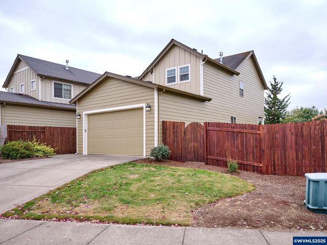 990 Sage St, Silverton, OR 97381
