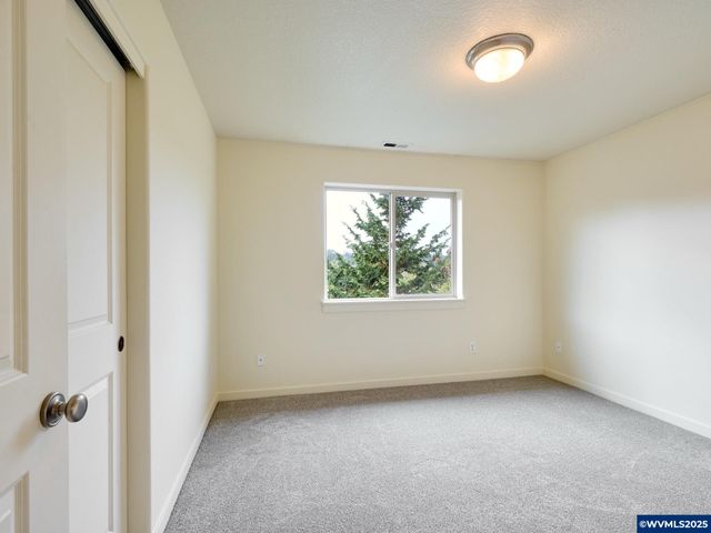 990 Sage St, Silverton, OR 97381