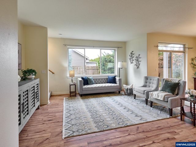 990 Sage St, Silverton, OR 97381