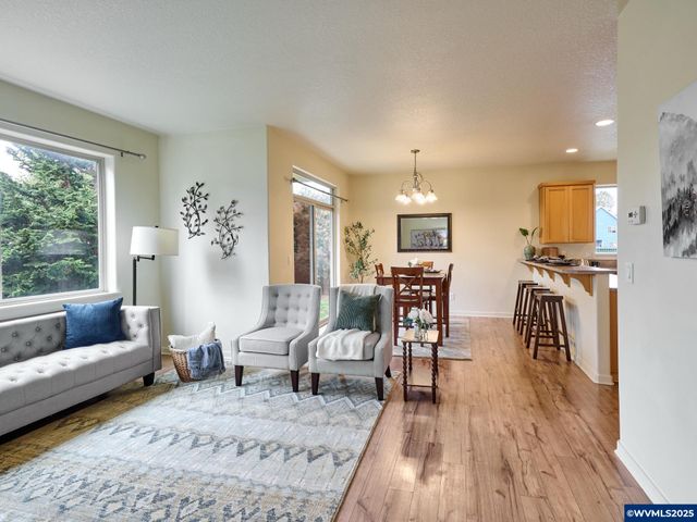 990 Sage St, Silverton, OR 97381