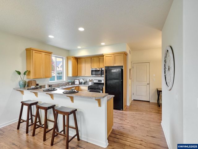 990 Sage St, Silverton, OR 97381