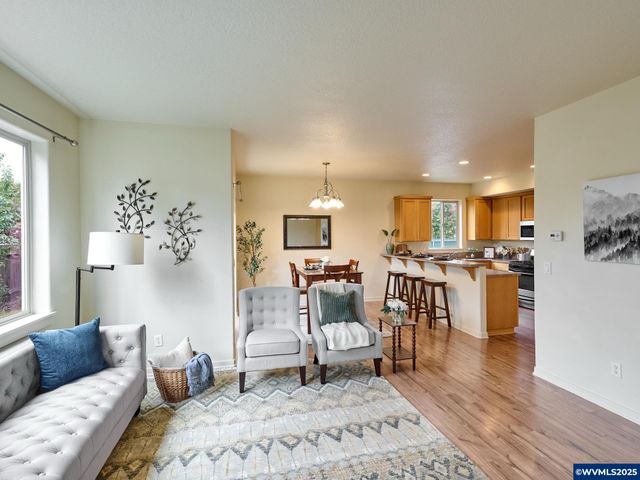 990 Sage St, Silverton, OR 97381