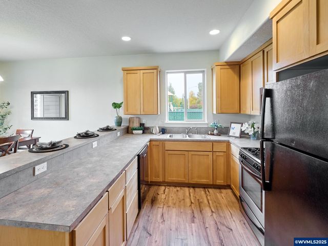 990 Sage St, Silverton, OR 97381