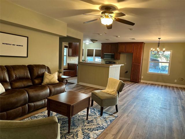 305 W Davilla ST, Granger, TX 76530