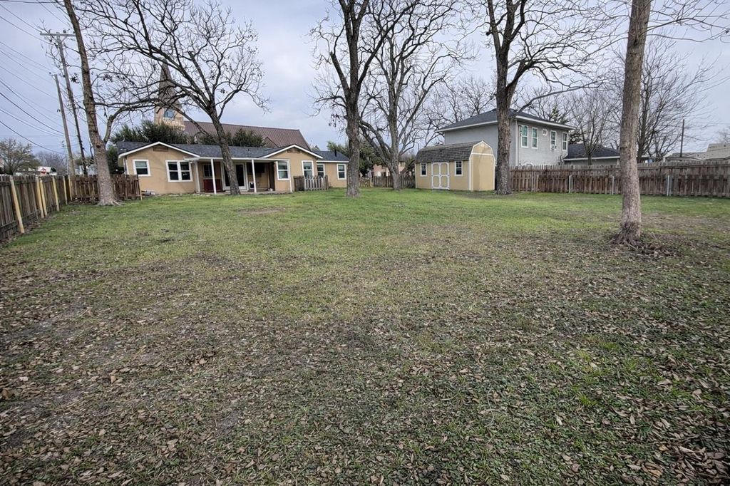 305 W Davilla ST, Granger, TX 76530