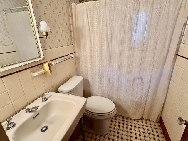 232 Court Street, West Haven, CT 06516