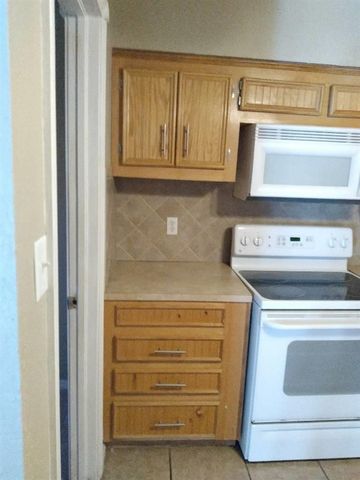 2516 NW 7th St, Lawton, OK 73507