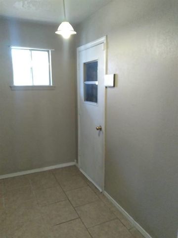2516 NW 7th St, Lawton, OK 73507