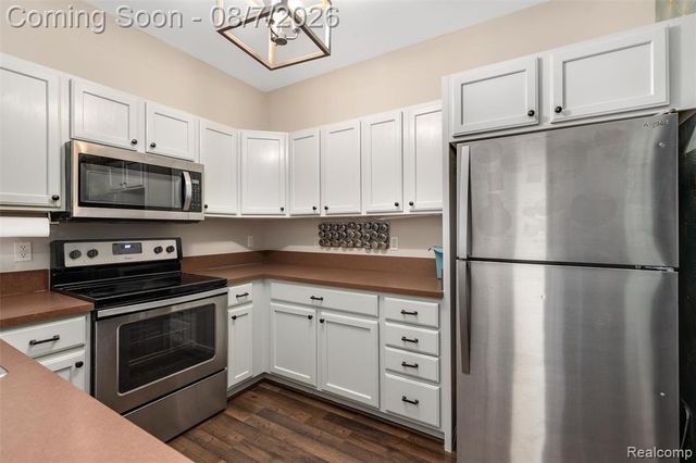 300 Beverly Avenue, Auburn Hills, MI 48326