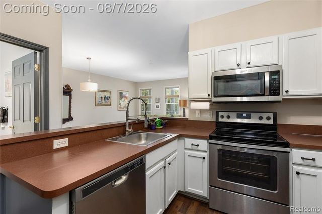 300 Beverly Avenue, Auburn Hills, MI 48326