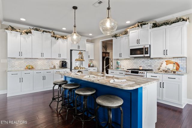 1632 Cascading Falls Lane, Sevierville, TN 37876