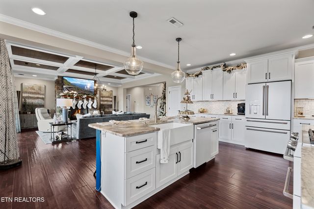 1632 Cascading Falls Lane, Sevierville, TN 37876