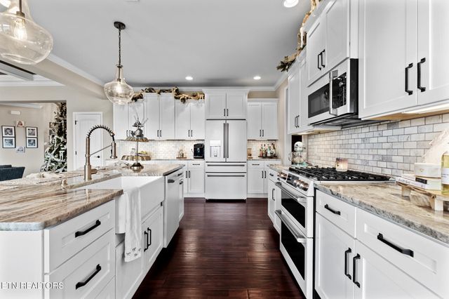 1632 Cascading Falls Lane, Sevierville, TN 37876