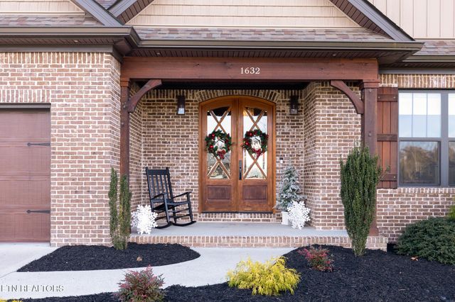 1632 Cascading Falls Lane, Sevierville, TN 37876