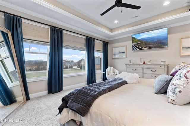 1632 Cascading Falls Lane, Sevierville, TN 37876