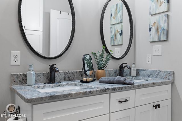 1632 Cascading Falls Lane, Sevierville, TN 37876