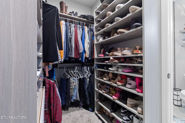 1632 Cascading Falls Lane, Sevierville, TN 37876