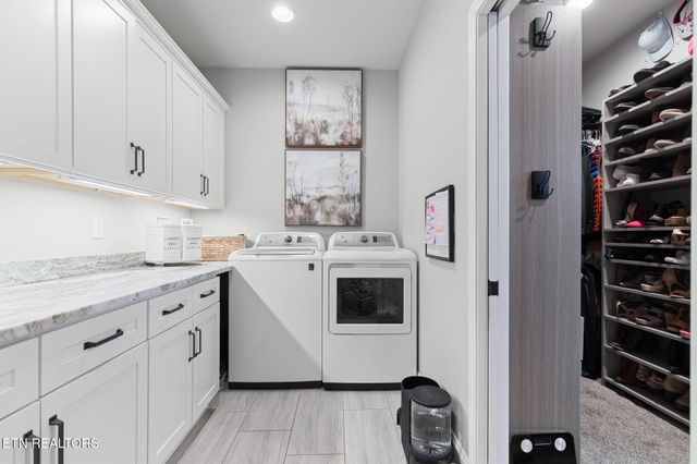 1632 Cascading Falls Lane, Sevierville, TN 37876