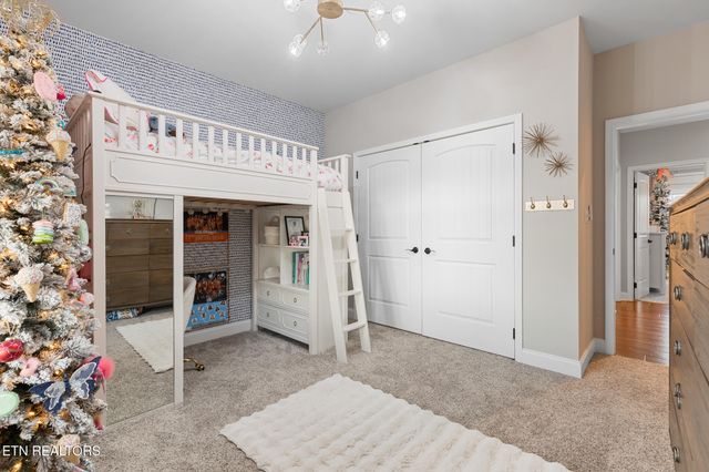 1632 Cascading Falls Lane, Sevierville, TN 37876