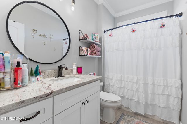 1632 Cascading Falls Lane, Sevierville, TN 37876