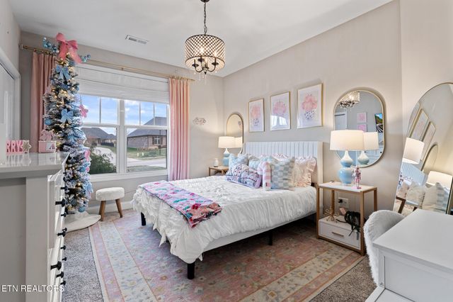 1632 Cascading Falls Lane, Sevierville, TN 37876