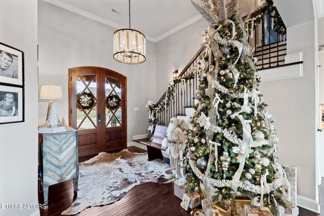 1632 Cascading Falls Lane, Sevierville, TN 37876