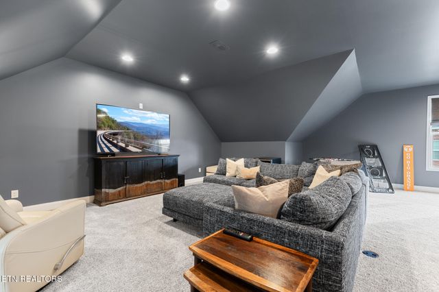 1632 Cascading Falls Lane, Sevierville, TN 37876