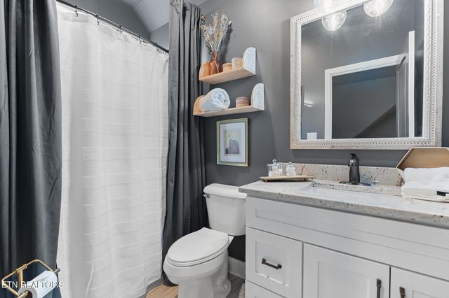 1632 Cascading Falls Lane, Sevierville, TN 37876