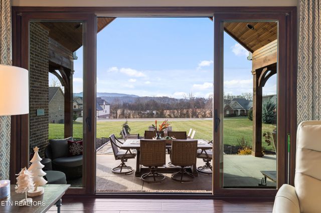 1632 Cascading Falls Lane, Sevierville, TN 37876