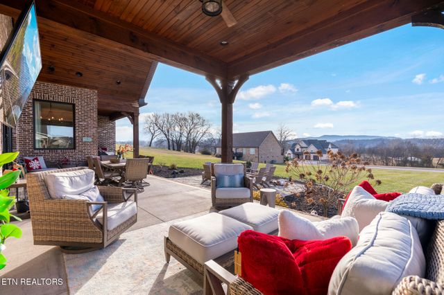 1632 Cascading Falls Lane, Sevierville, TN 37876