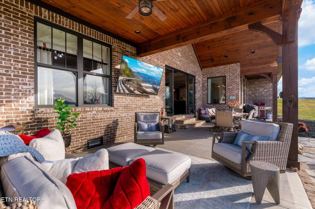 1632 Cascading Falls Lane, Sevierville, TN 37876