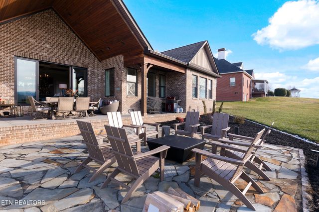 1632 Cascading Falls Lane, Sevierville, TN 37876