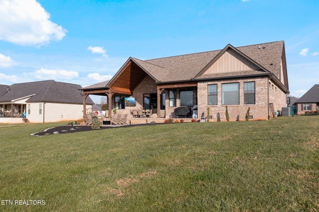 1632 Cascading Falls Lane, Sevierville, TN 37876