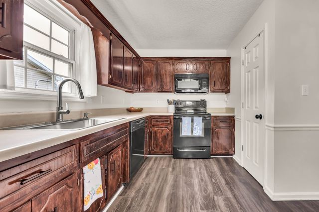 1019 Hedge Apple Dr, Clarksville, TN 37040