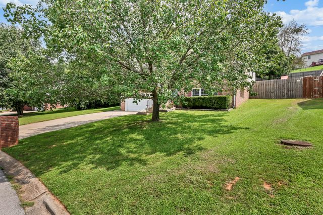 1019 Hedge Apple Dr, Clarksville, TN 37040