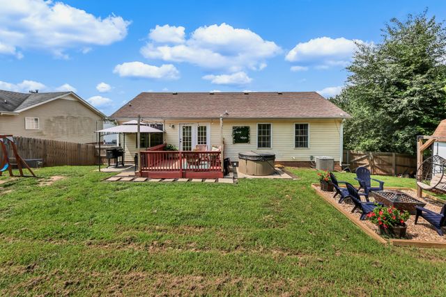 1019 Hedge Apple Dr, Clarksville, TN 37040