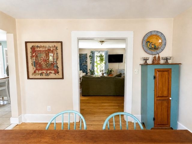 27 Holyoke St, Easthampton, MA 01027