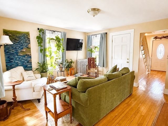 27 Holyoke St, Easthampton, MA 01027