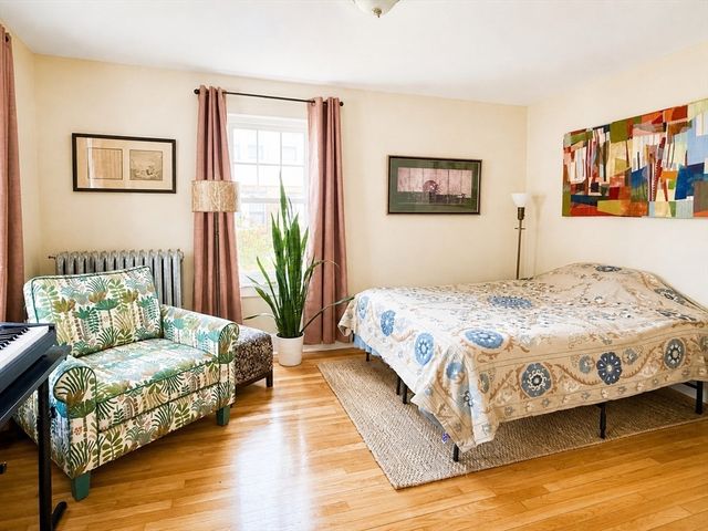 27 Holyoke St, Easthampton, MA 01027