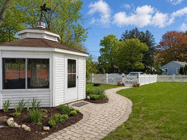 27 Holyoke St, Easthampton, MA 01027