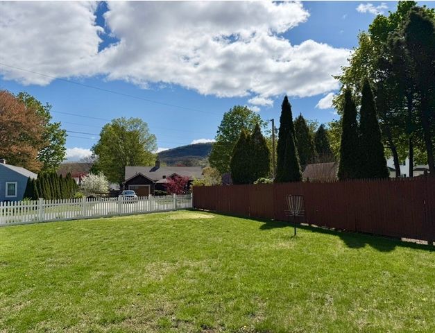 27 Holyoke St, Easthampton, MA 01027