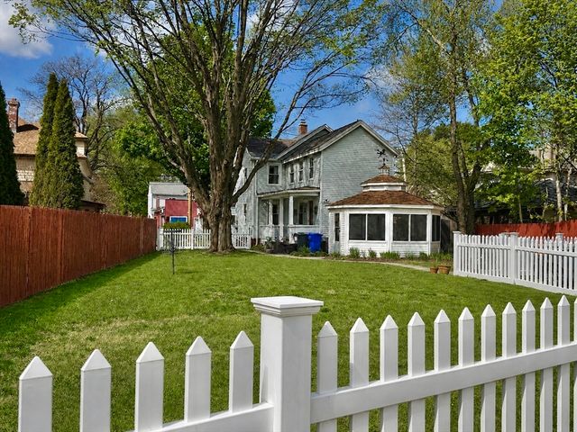 27 Holyoke St, Easthampton, MA 01027