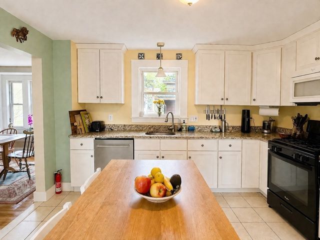 27 Holyoke St, Easthampton, MA 01027