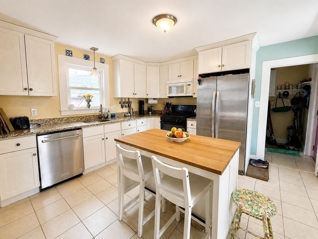 27 Holyoke St, Easthampton, MA 01027
