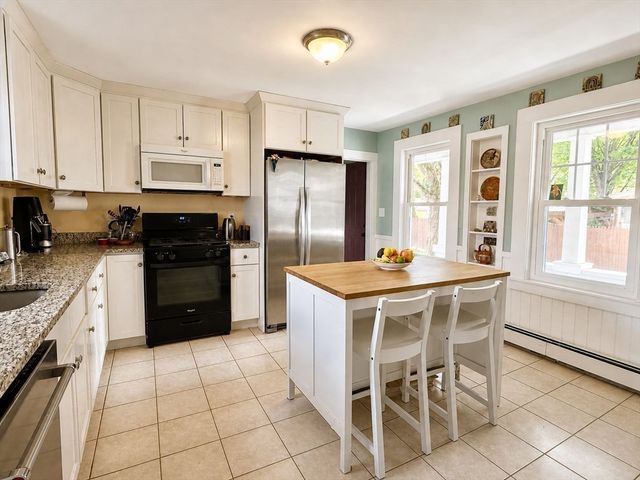 27 Holyoke St, Easthampton, MA 01027
