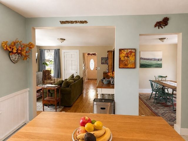 27 Holyoke St, Easthampton, MA 01027