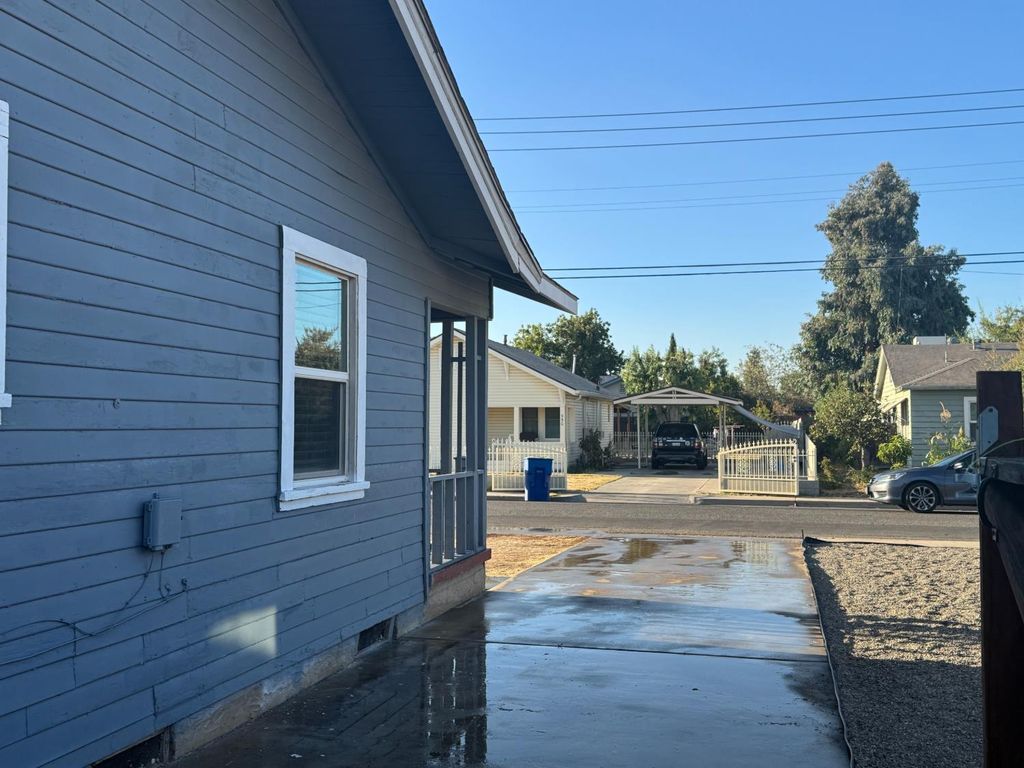 Image 3 of property listing at 575 W Weldon Avenue, Fresno, CA 93705
