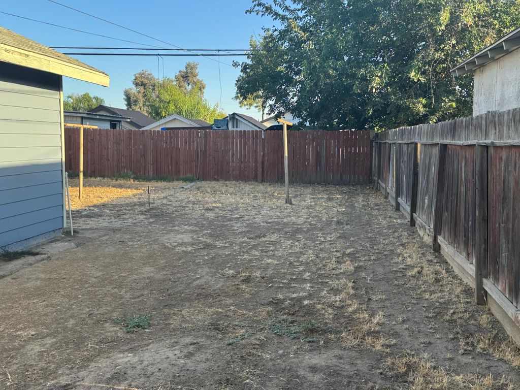 Image 6 of property listing at 575 W Weldon Avenue, Fresno, CA 93705