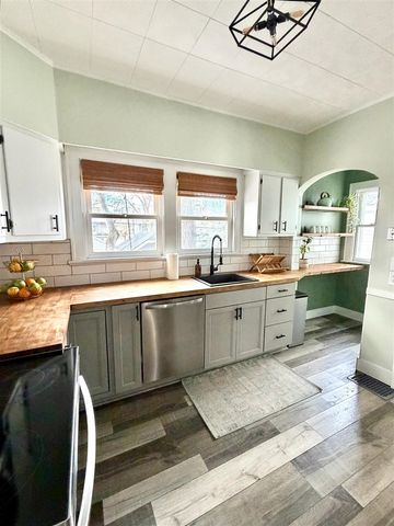 905 Calvin Avenue, Grand Rapids, MI 49506