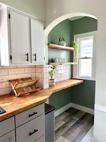 905 Calvin Avenue, Grand Rapids, MI 49506